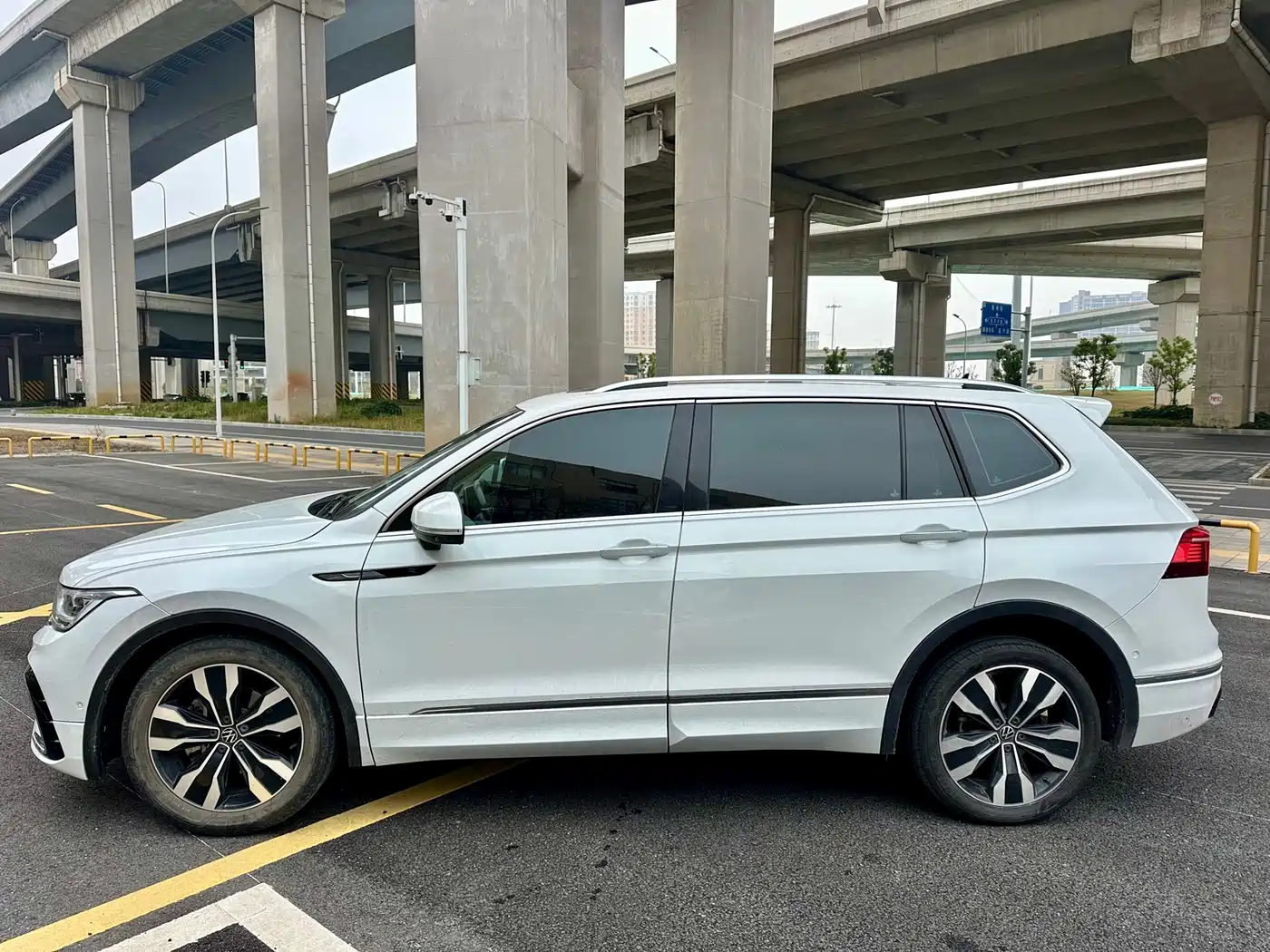 Volkswagen Tiguan L 2023 330TSI Auto 2WD R-Line Premium Edition фото 5