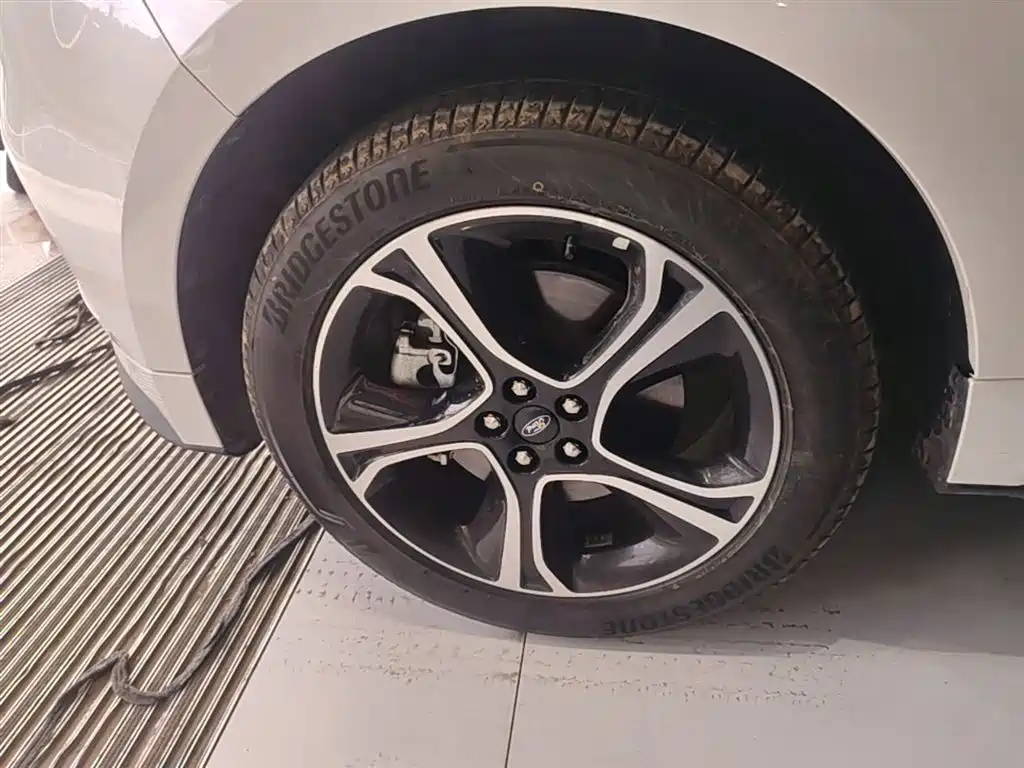 Фото 23 - Ford Edge