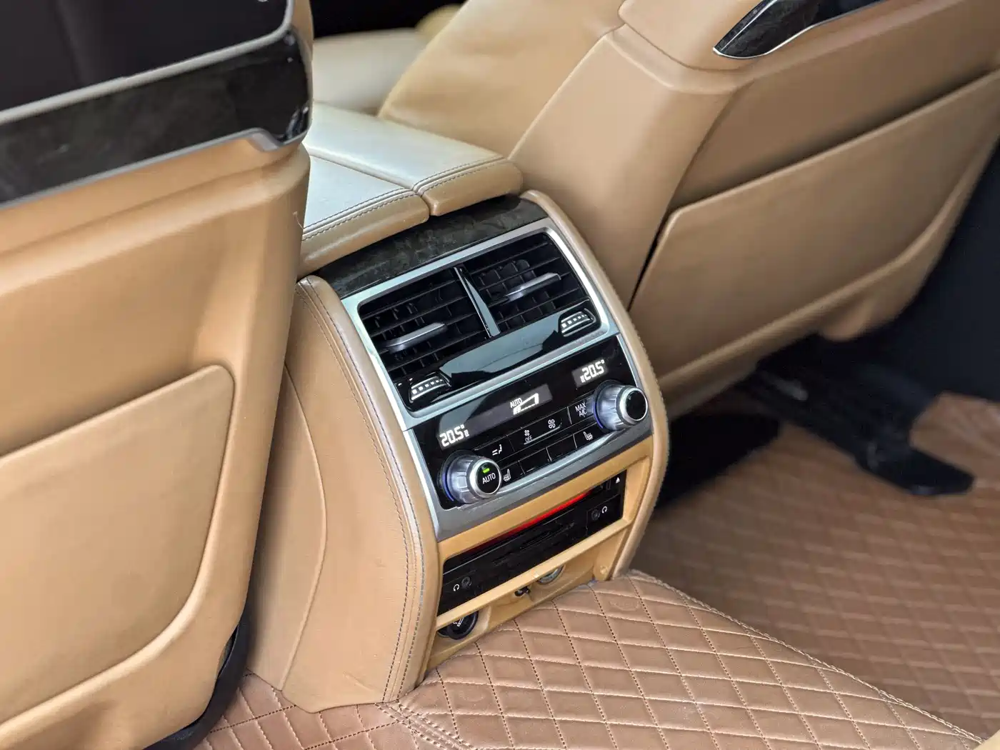 BMW 7 Series 2016 740Li Leading Edition фото 12