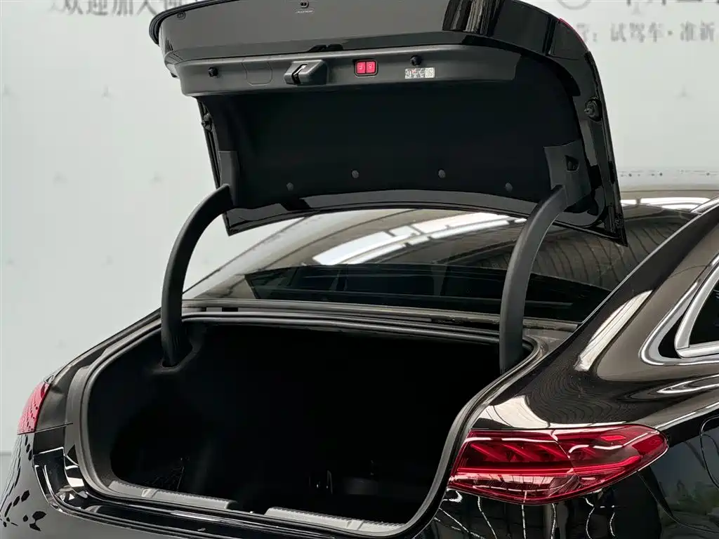 Mercedes-Benz EQE 2025 Model 500 4MATIC Luxury Edition фото 3
