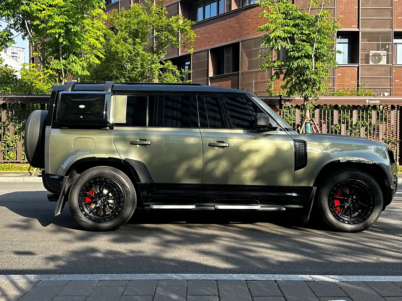 Land Rover Defender 2023 Facelift 110 3.0T P400 X-DYNAMIC HSE фото 4