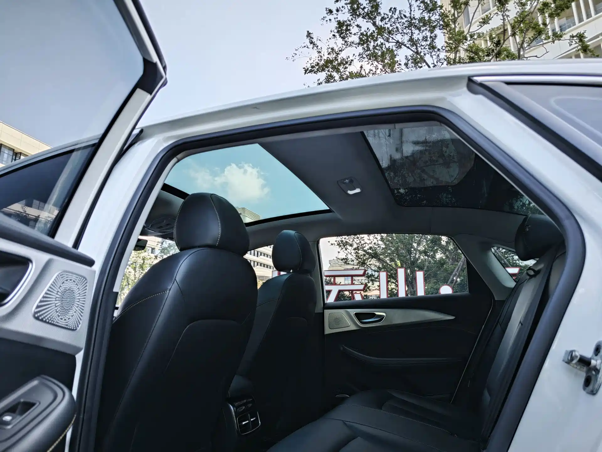 Фото 14 - Roewe i6 MAX EV