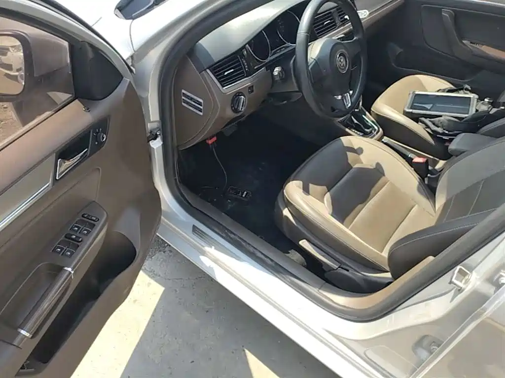 Volkswagen Bora 2014 1.6L Automatic Comfort Edition фото 16