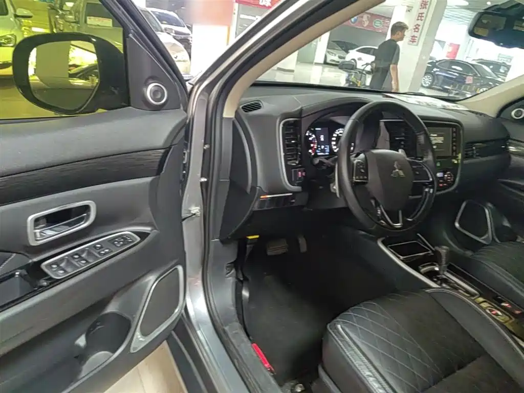 MITSUBISHI OUTLANDER