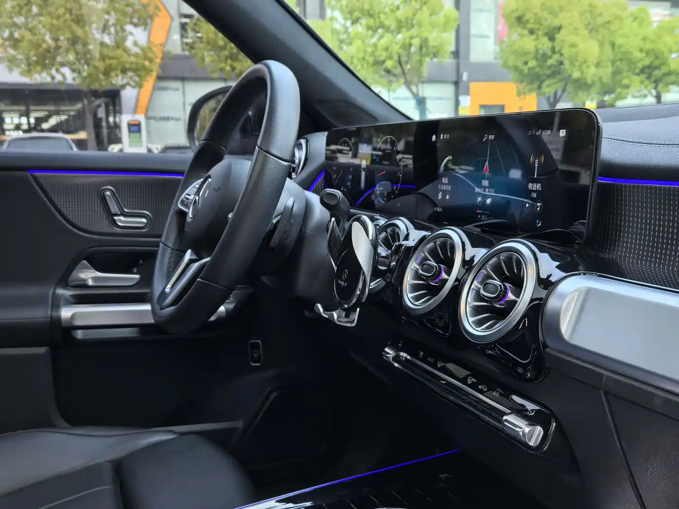 MERCEDES-BENZ GLB