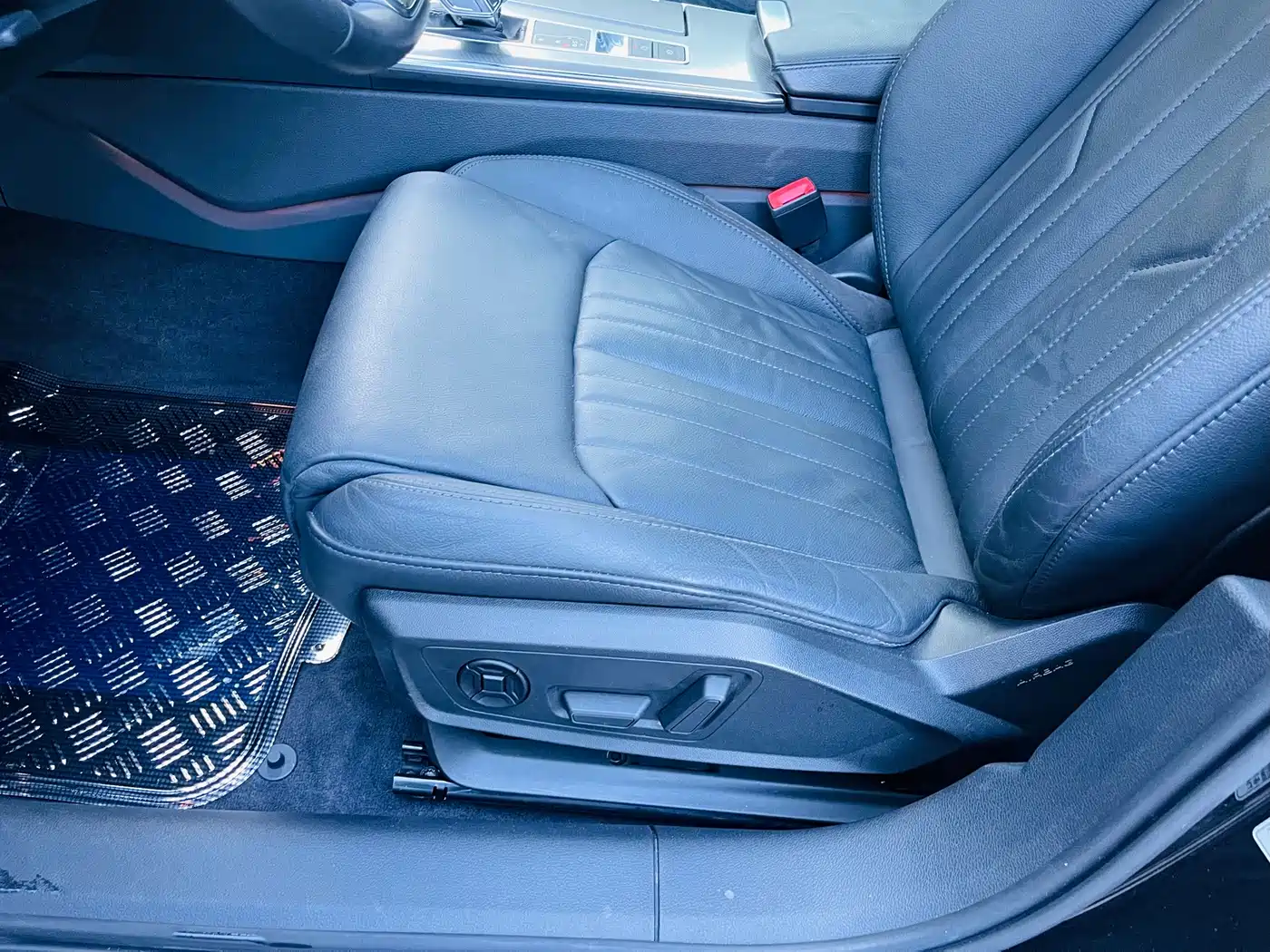Фото 11 - Audi A6L