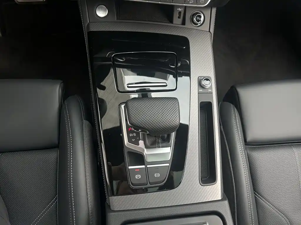 Audi Q5L 2025 45th Anniversary Edition 45 TFSI Luxury Sport фото 8
