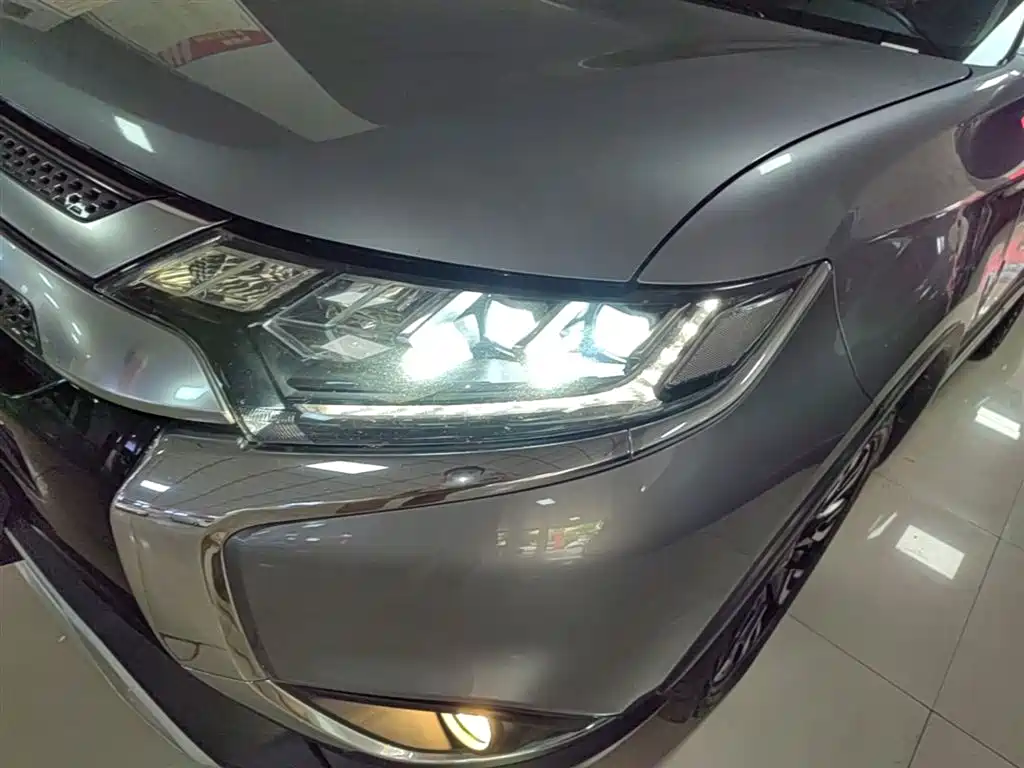 Mitsubishi Outlander 2020 2.4L 4WD Luxury 5-seater фото 24