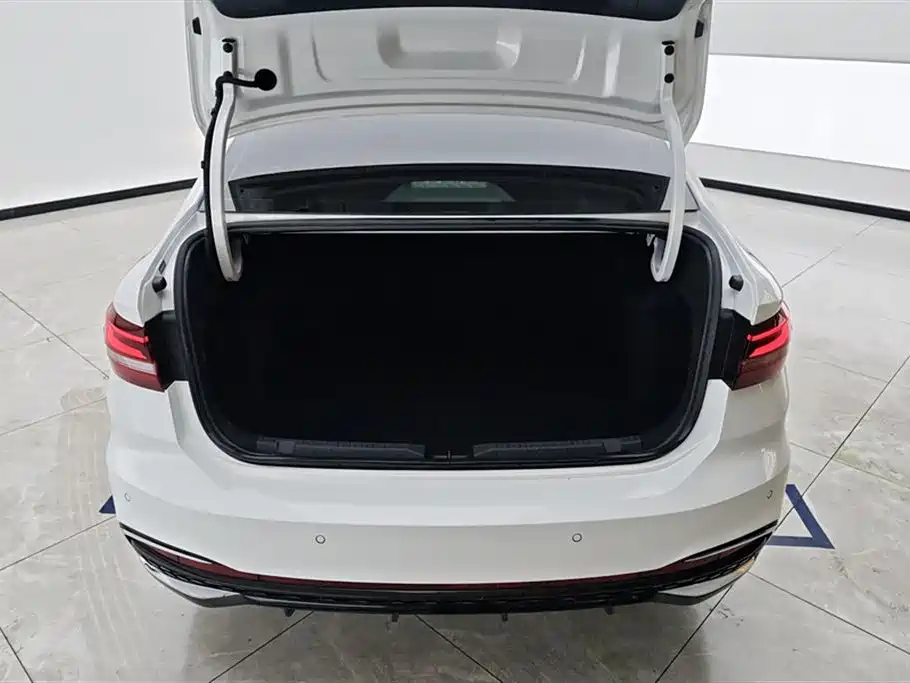 Volkswagen Lavida 2024 Model 300TSI DSG Starlight Leading Edition фото 4