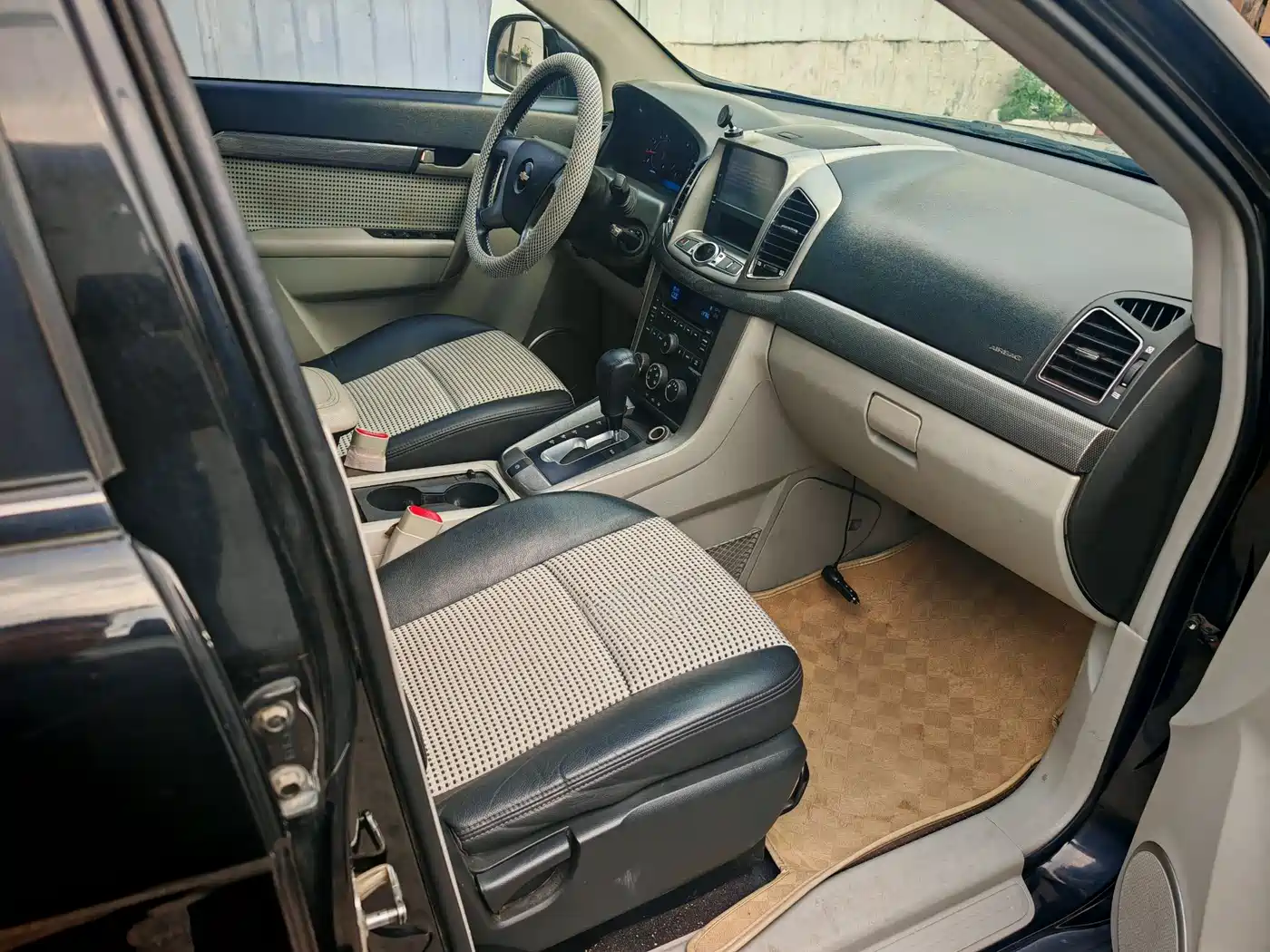 Chevrolet Captiva 2012 2012 Model 2.4L 2WD Urban Edition 5-Seater
