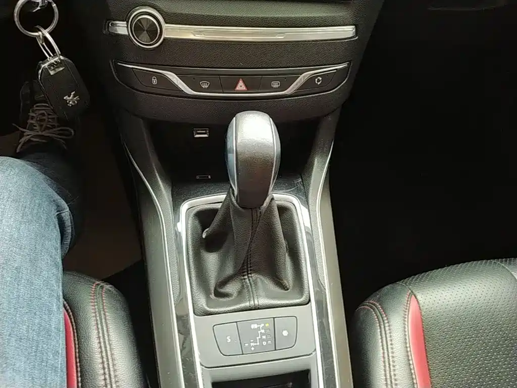 Peugeot 408 2015 Model 1.2T Automatic Luxury Edition фото 14
