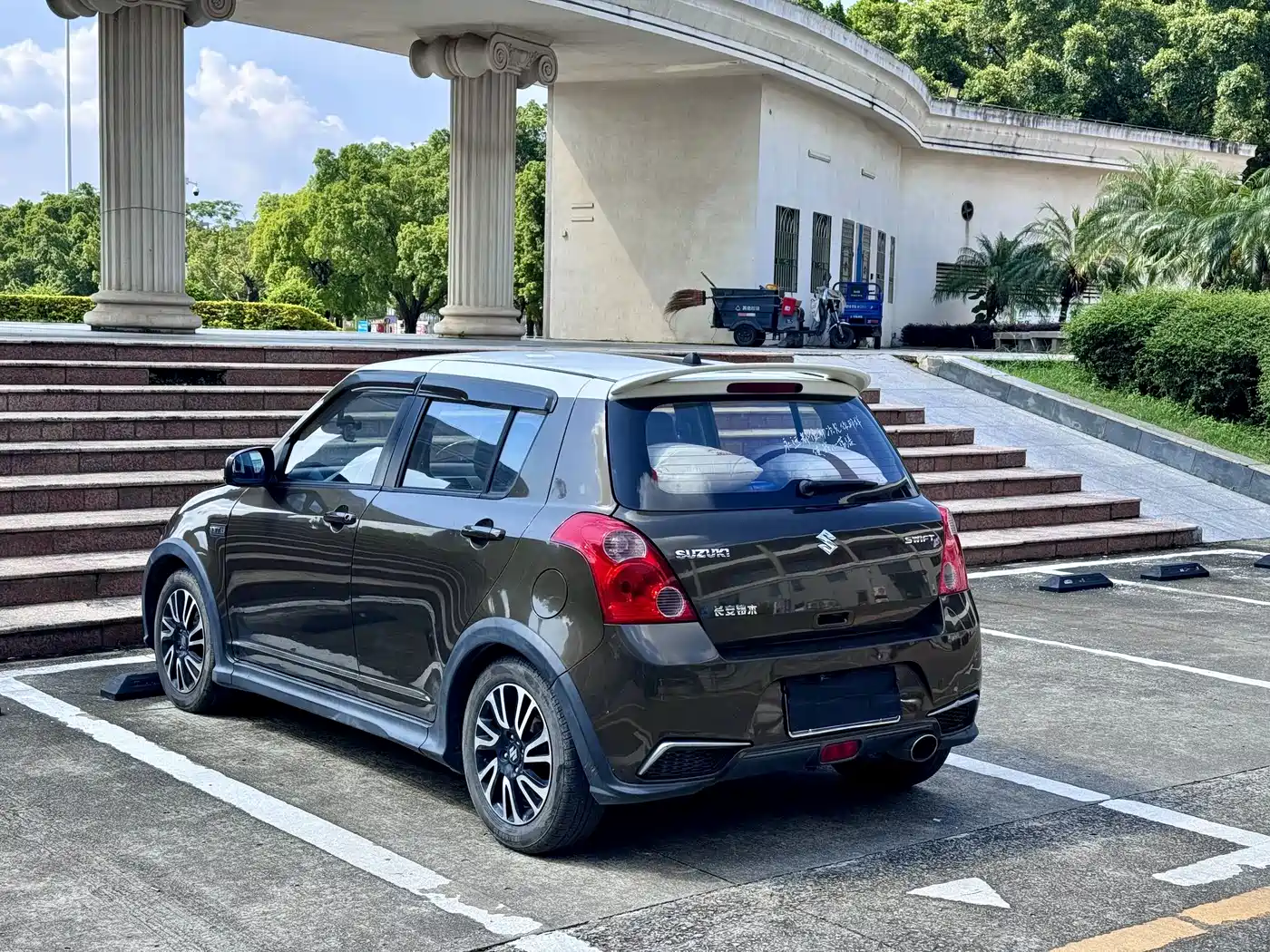 Photo 10 - Suzuki Swift