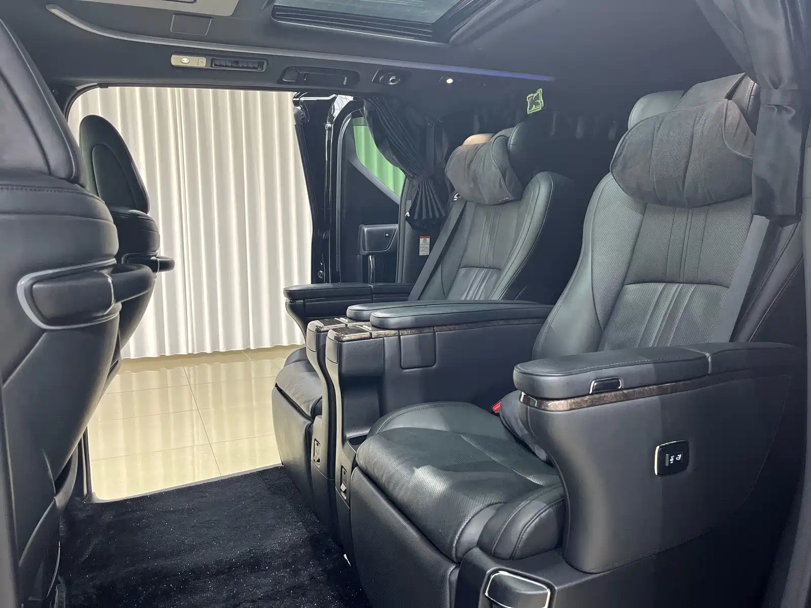 Фото 10 - Toyota Vellfire