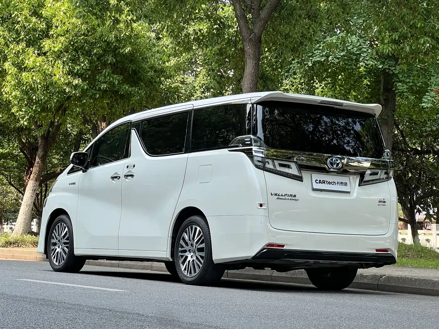 Toyota Vellfire 2019 Hybrid 2.5L HV Premium Edition фото 24