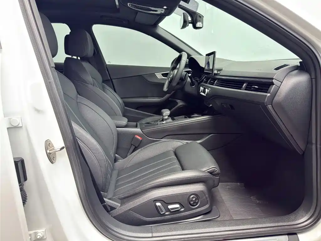 Audi A4L 2023 40 TFSI Luxury Sport фото 12