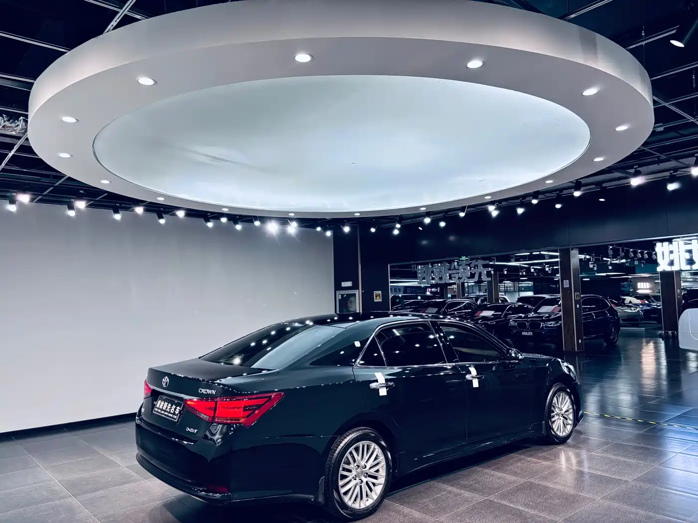 Фото 3 - Toyota Crown