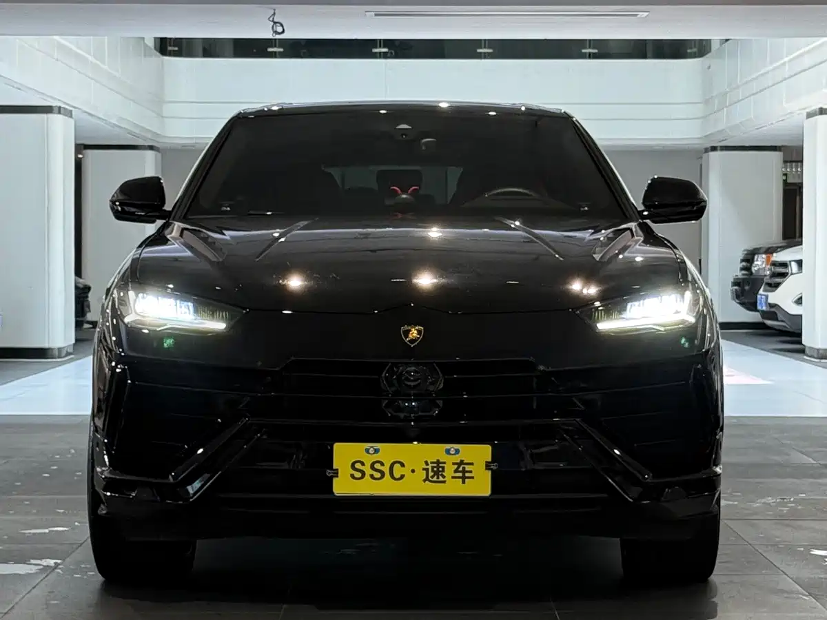 Фото 2 - Lamborghini Urus