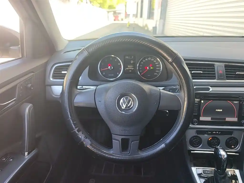 Volkswagen Lavida Tour 2014 1.4TSI Automatic 30th Anniversary Edition фото 3