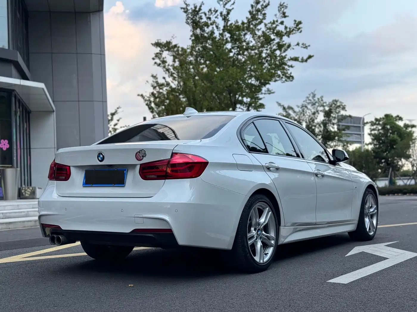 BMW 3 Series 2018 320i M Sport Black Night Edition фото 13