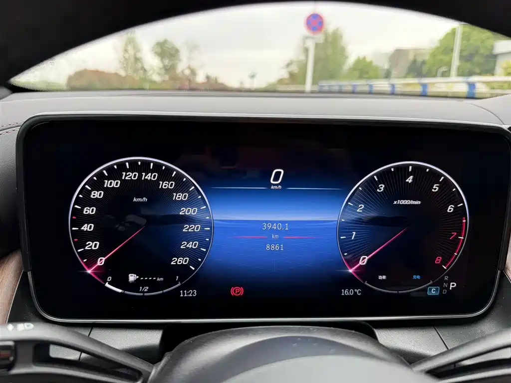 Mercedes-Benz GLC 2023 GLC 300 L 4MATIC Sport 5-Seater фото 8
