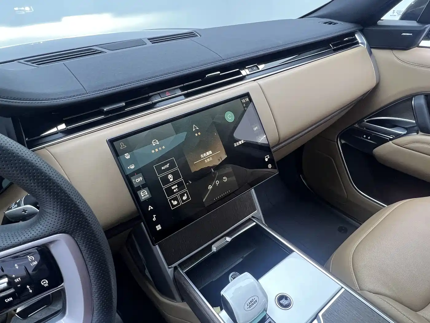 Land Rover Range Rover 2024 3.0 L6 360PS Golden Age Edition фото 16