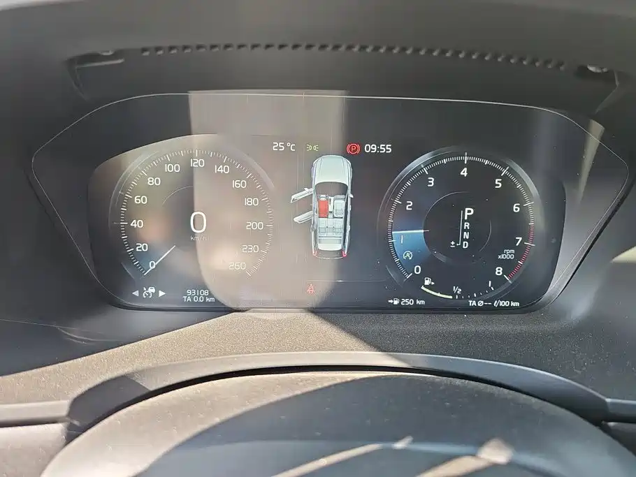 صورة 14 - Volvo V90