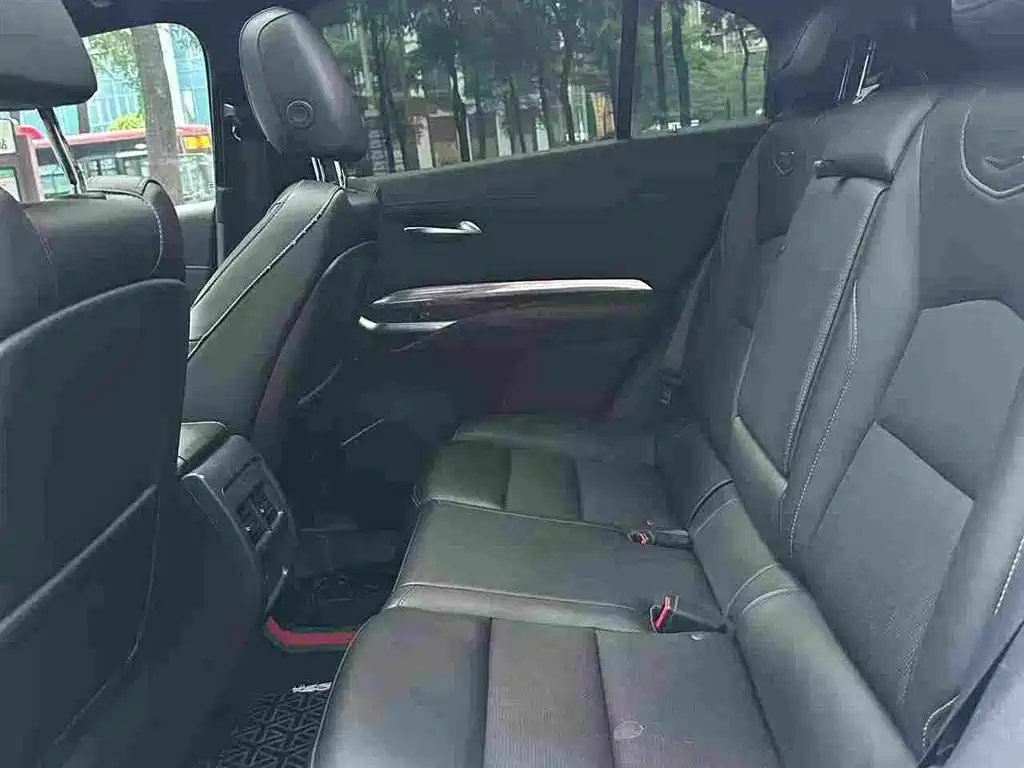 Фото 10 - Cadillac XT4
