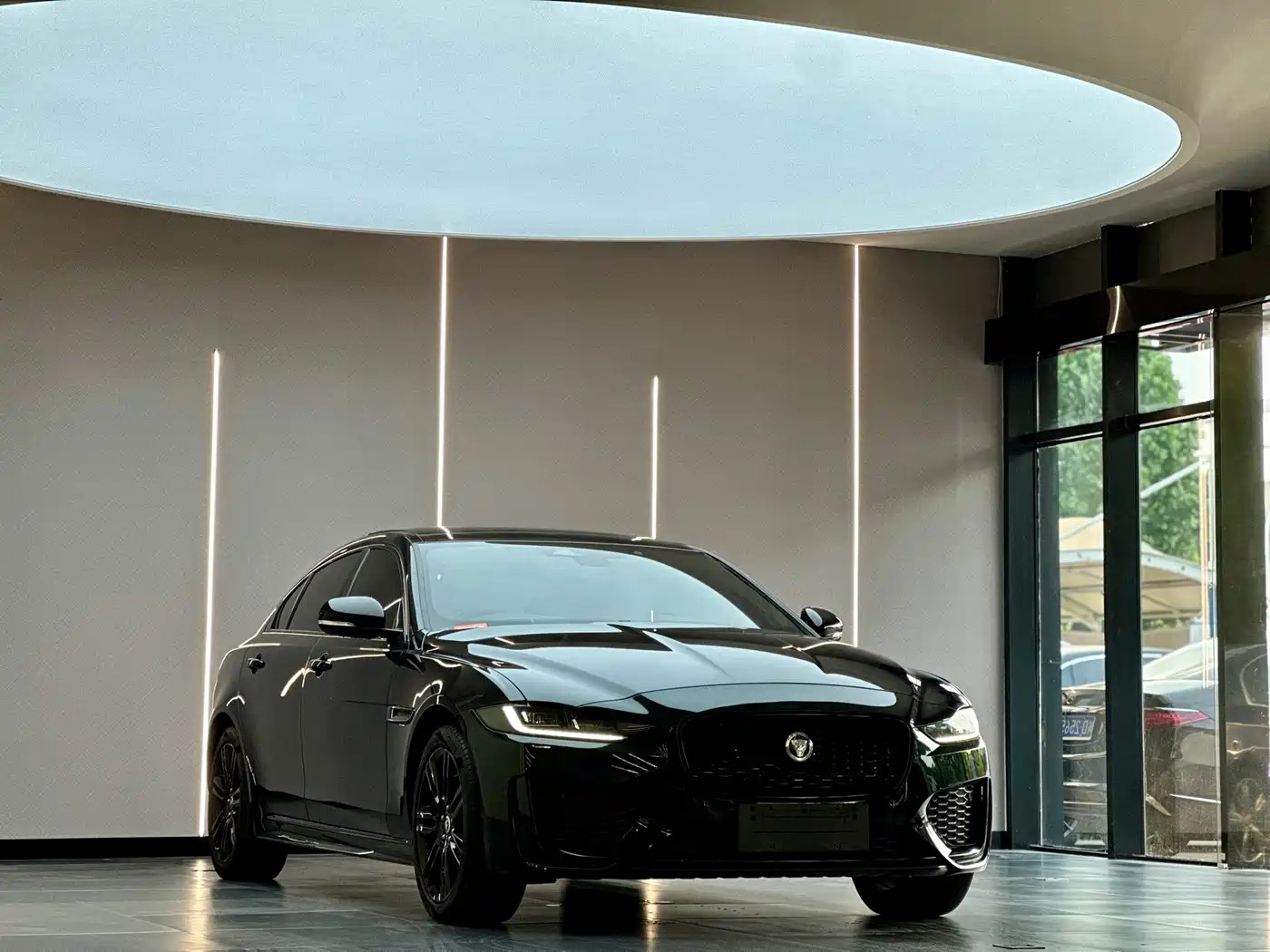 Jaguar XEL 2024 Model 2.0T 250PS R-DYNAMIC S Gloss Black Sport Edition фото 3
