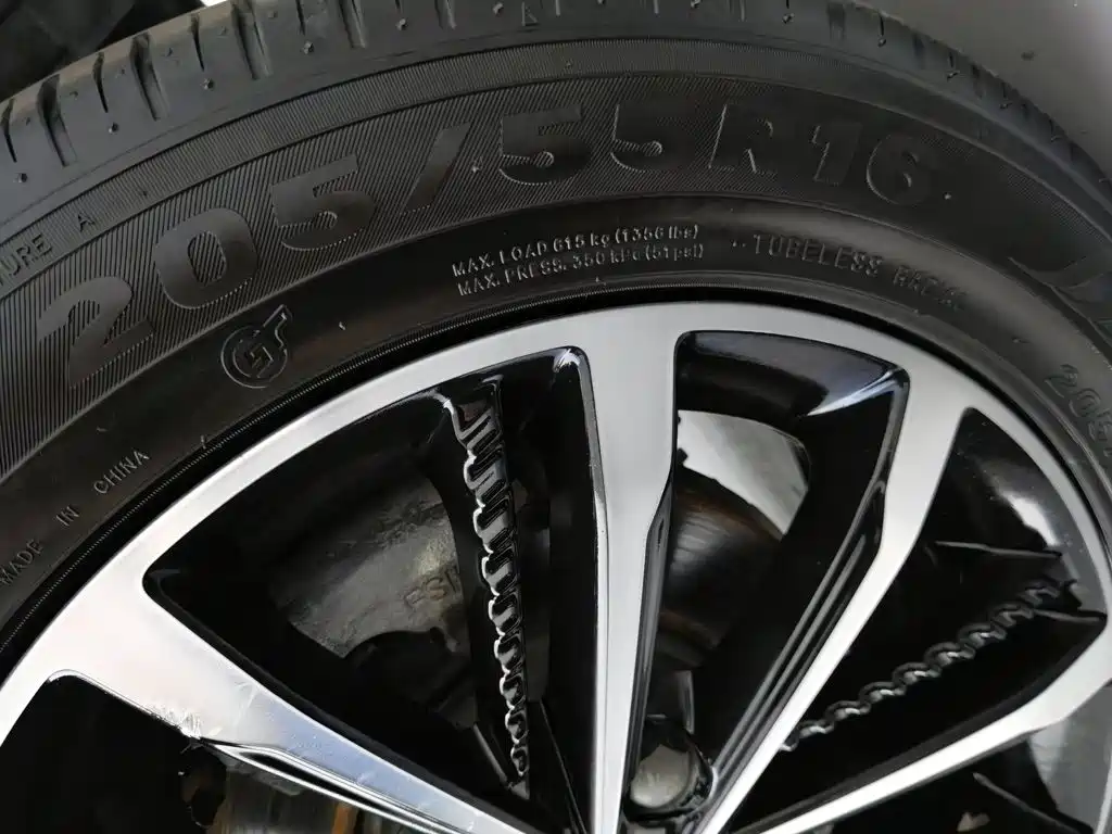 Фото 24 - Roewe i5