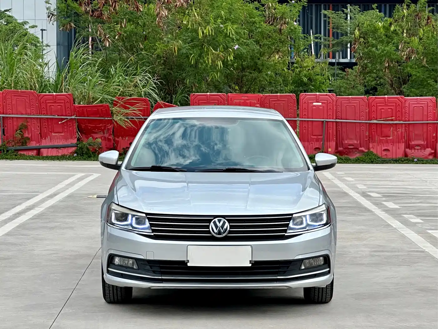 Volkswagen Lavida 2015 1.6L Automatic Trend Edition фото 2