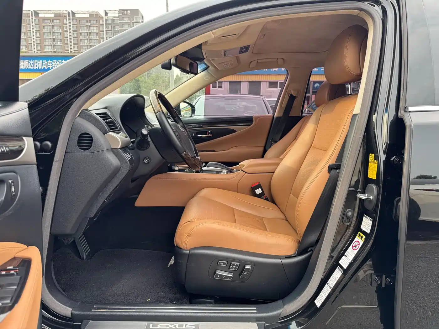 Фото 11 - Lexus LS