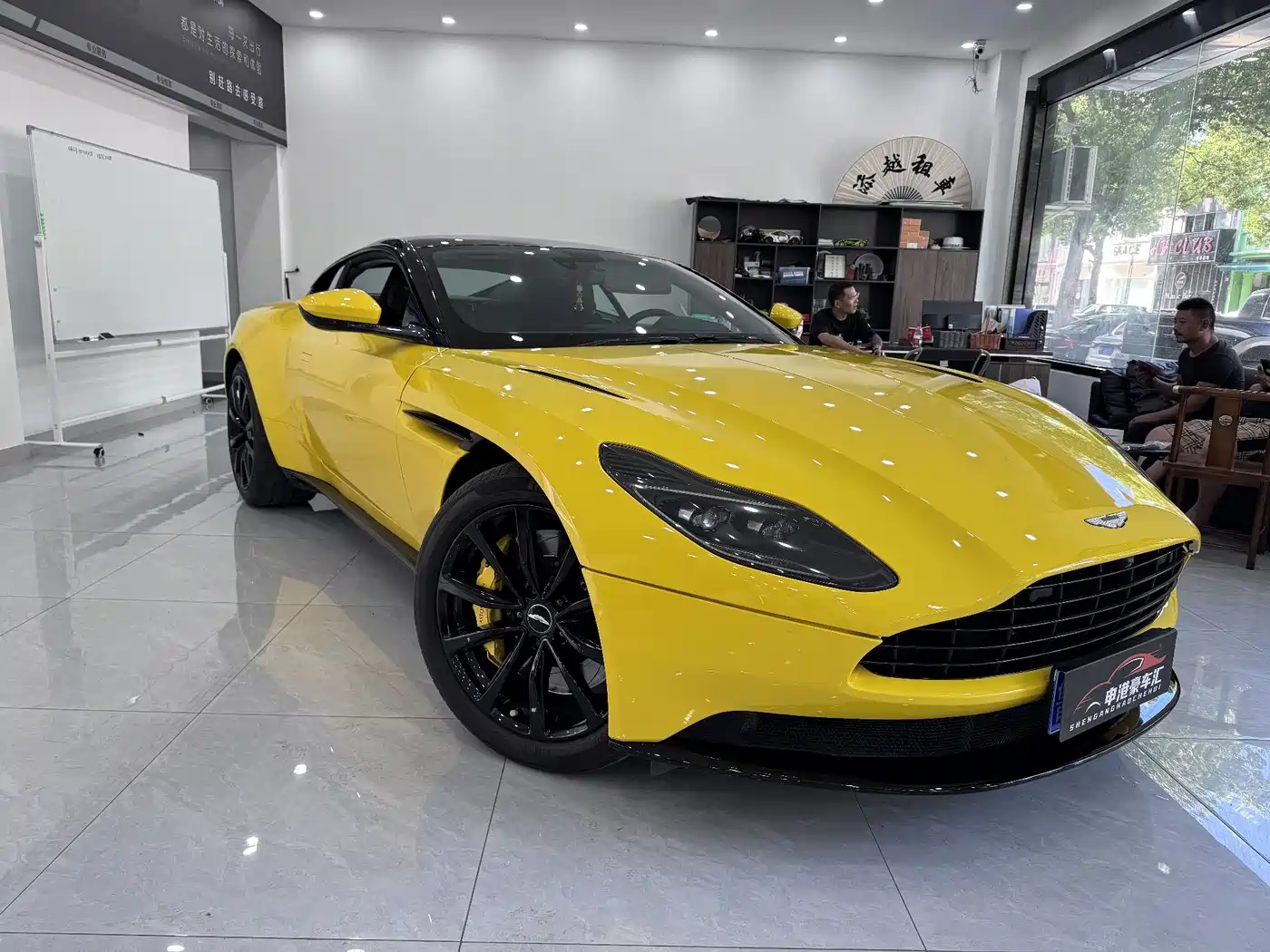Фото 2 - Aston Martin DB11