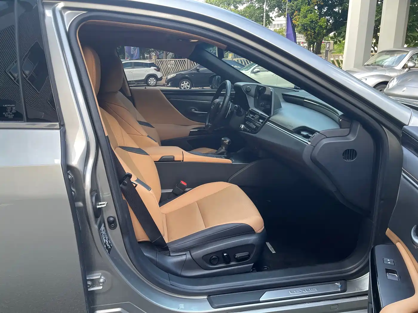 Photo 11 - Lexus ES