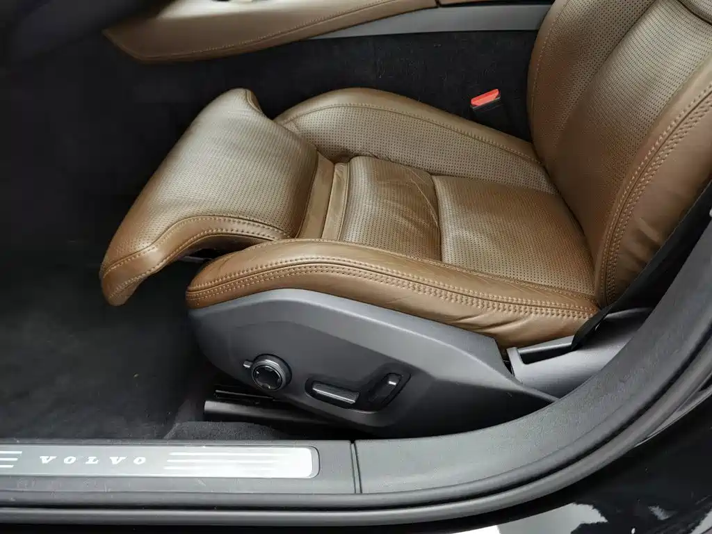 صورة 20 - Volvo S90