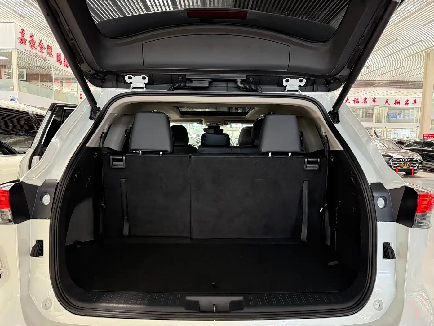 Toyota Highlander 2024 2.5L Smart Hybrid 4WD Premium 7-seater фото 8