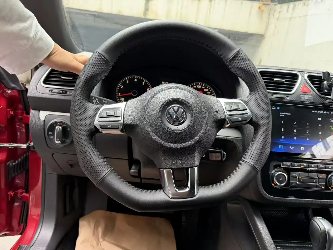 Volkswagen Scirocco 2010 2.0TSI Sport Edition фото 8