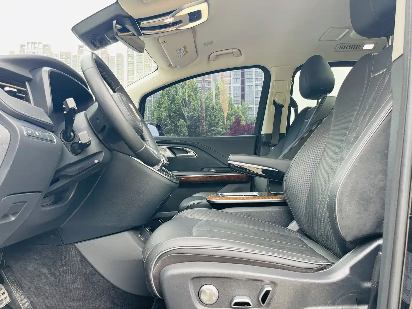 Hongqi HQ9 2023 2.0T Smart Connect Flag Enjoy Edition фото 10