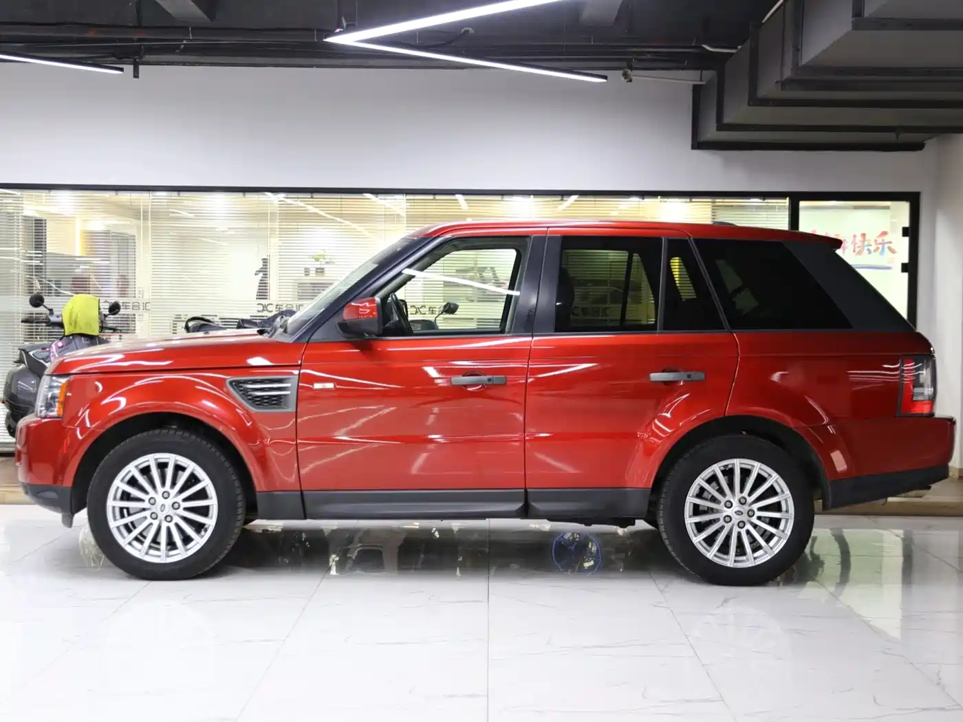 Land Rover Range Rover Sport 2010 5.0 NA V8 HSE фото 3