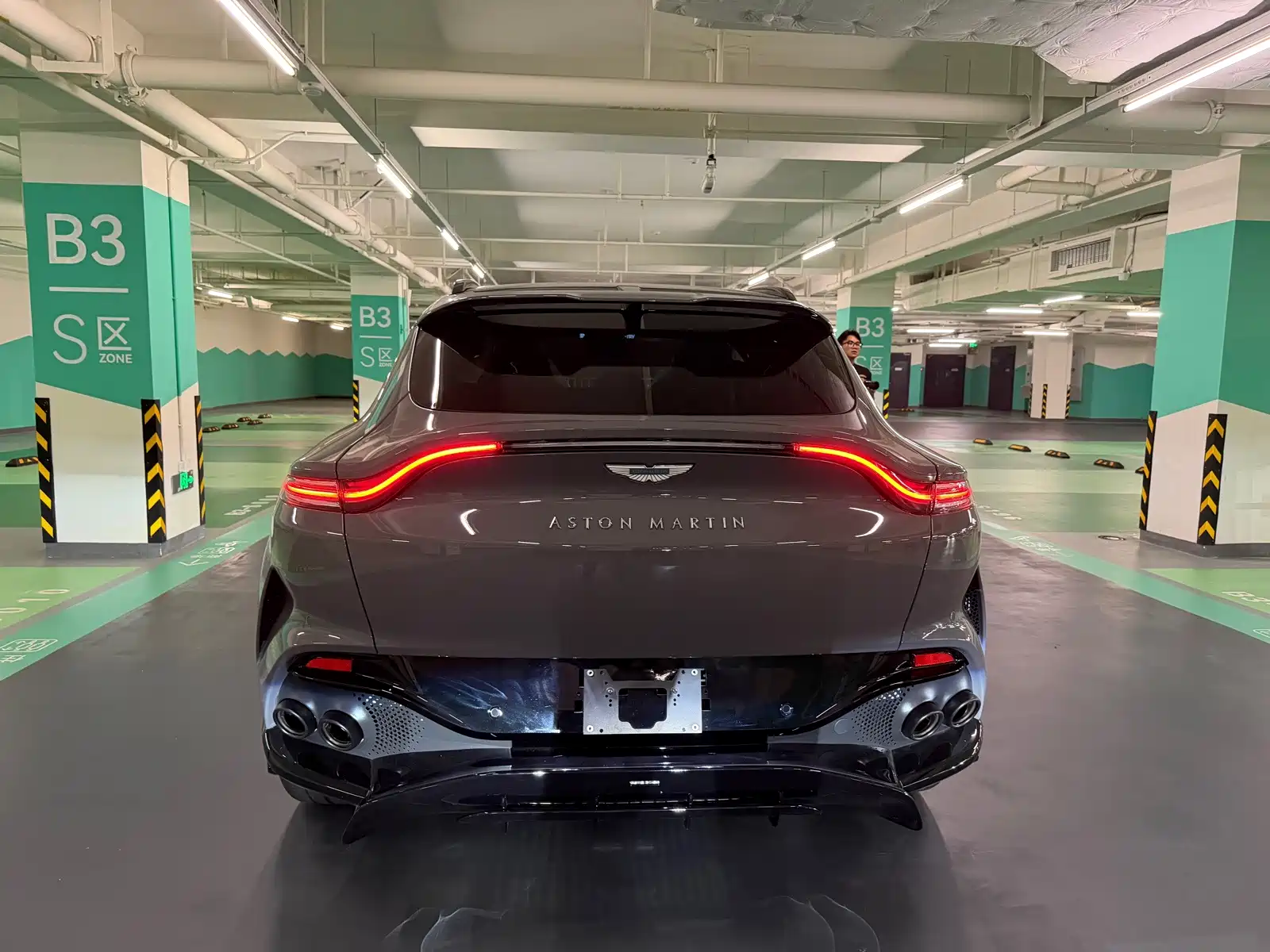 Фото 4 - Aston Martin DBX