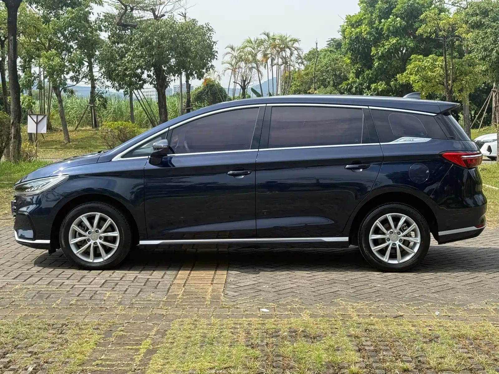 Photo 3 - BYD Song MAX