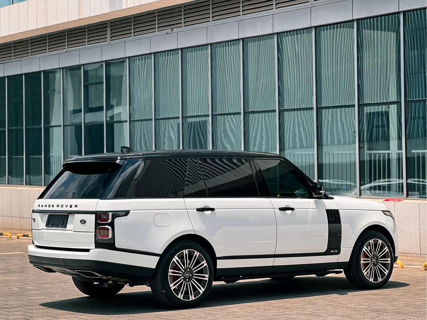 Land Rover Range Rover 2021 3.0 L6 Heritage Extended Classic Edition фото 4