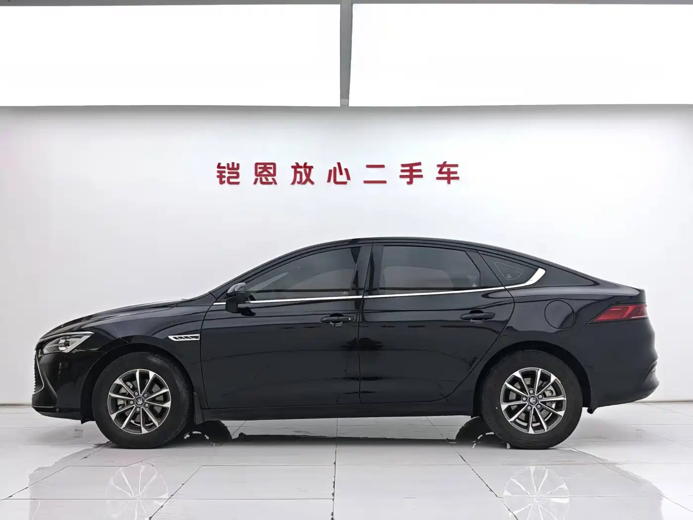BYD Qin PLUS 2024 Glory Edition DM-i 55KM Leading фото 7