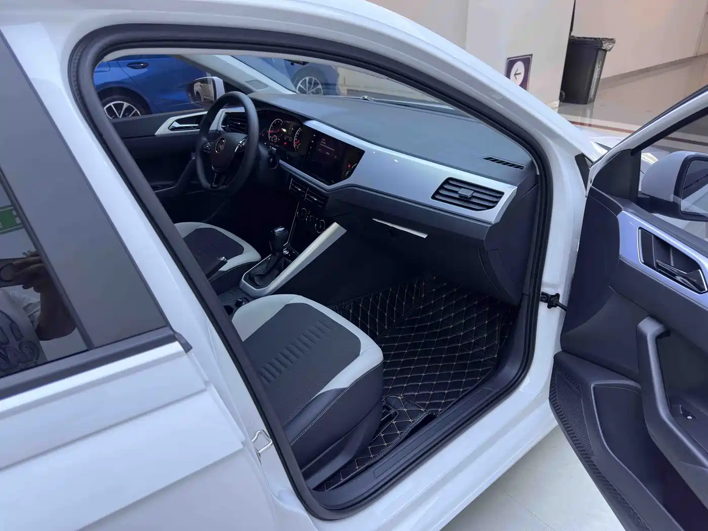 VOLKSWAGEN POLO