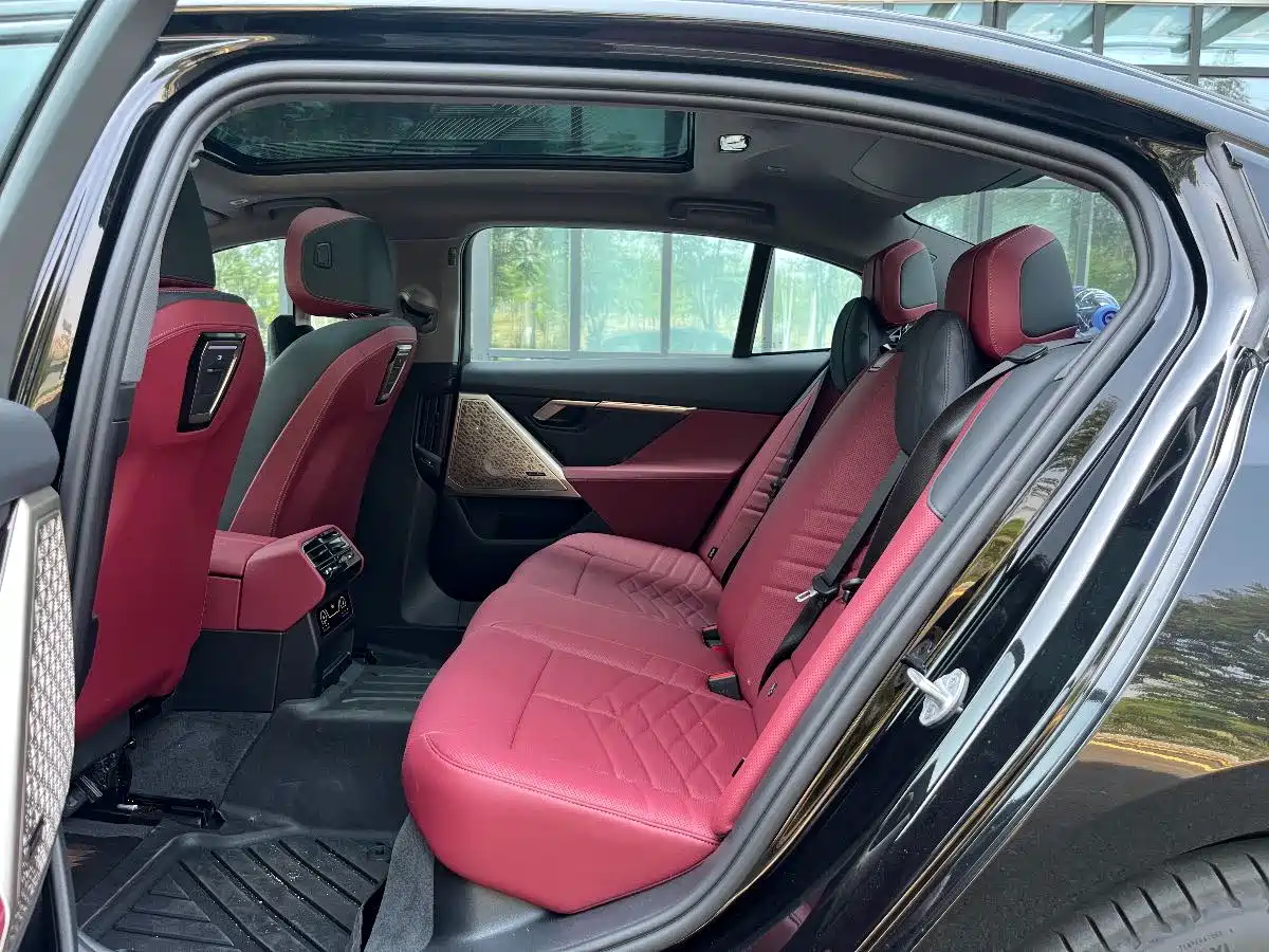 BMW 5 Series 2025 530Li Premium M Sport Package фото 23