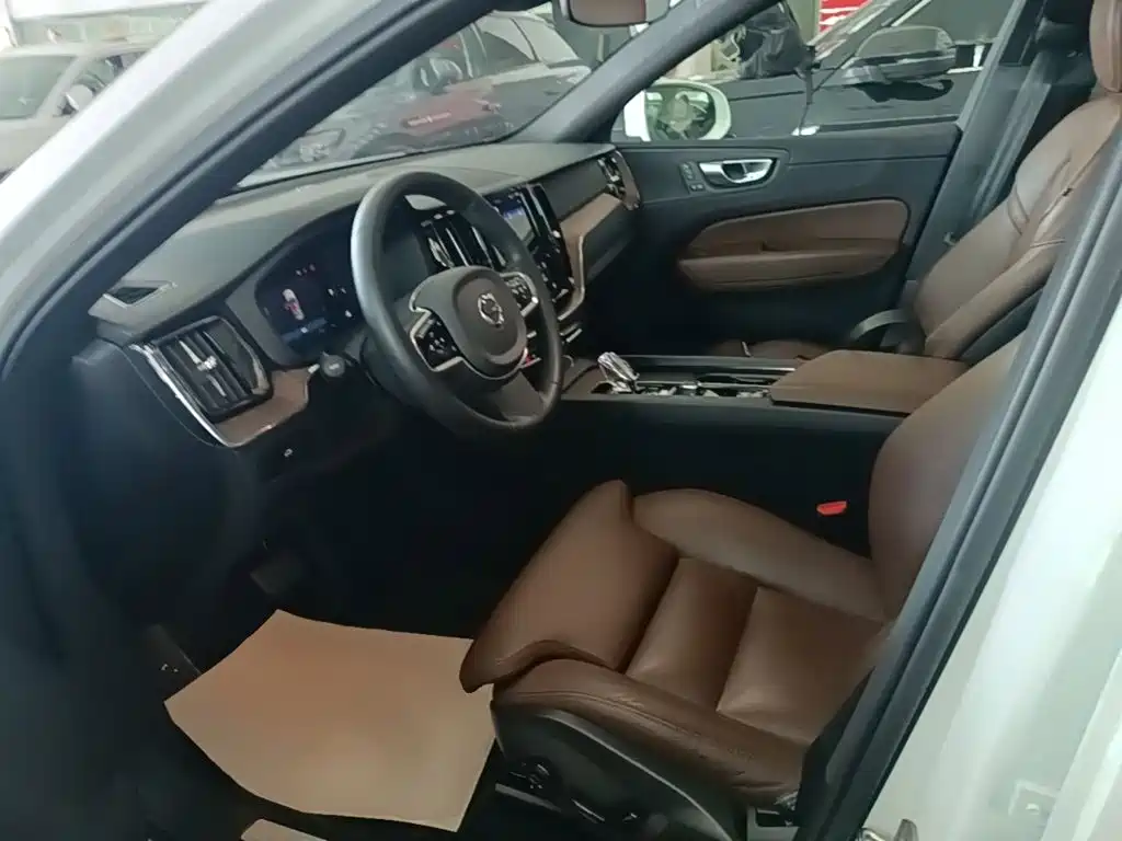 Фото 15 - Volvo XC60