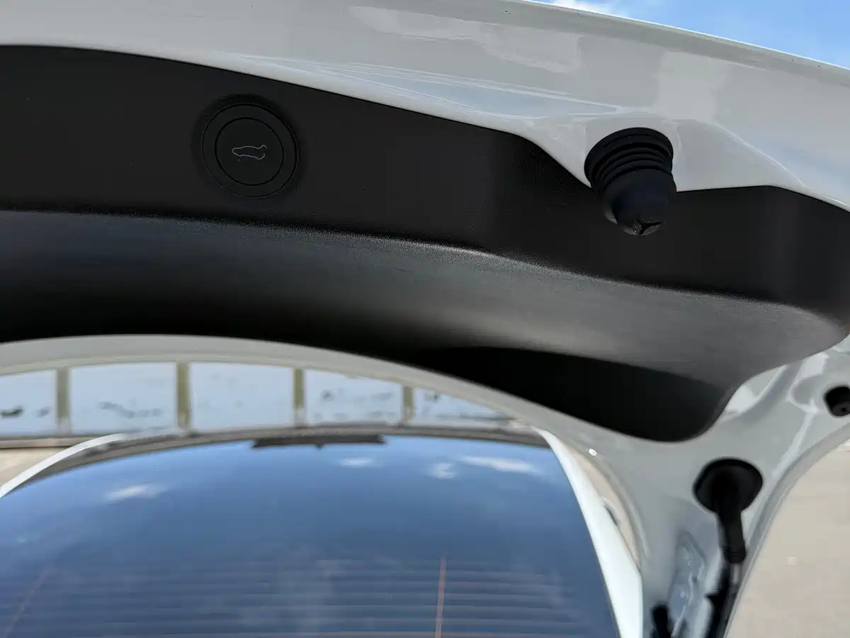 Tesla Model 3 2026 2025 Model Year Facelift Rear-Wheel Drive