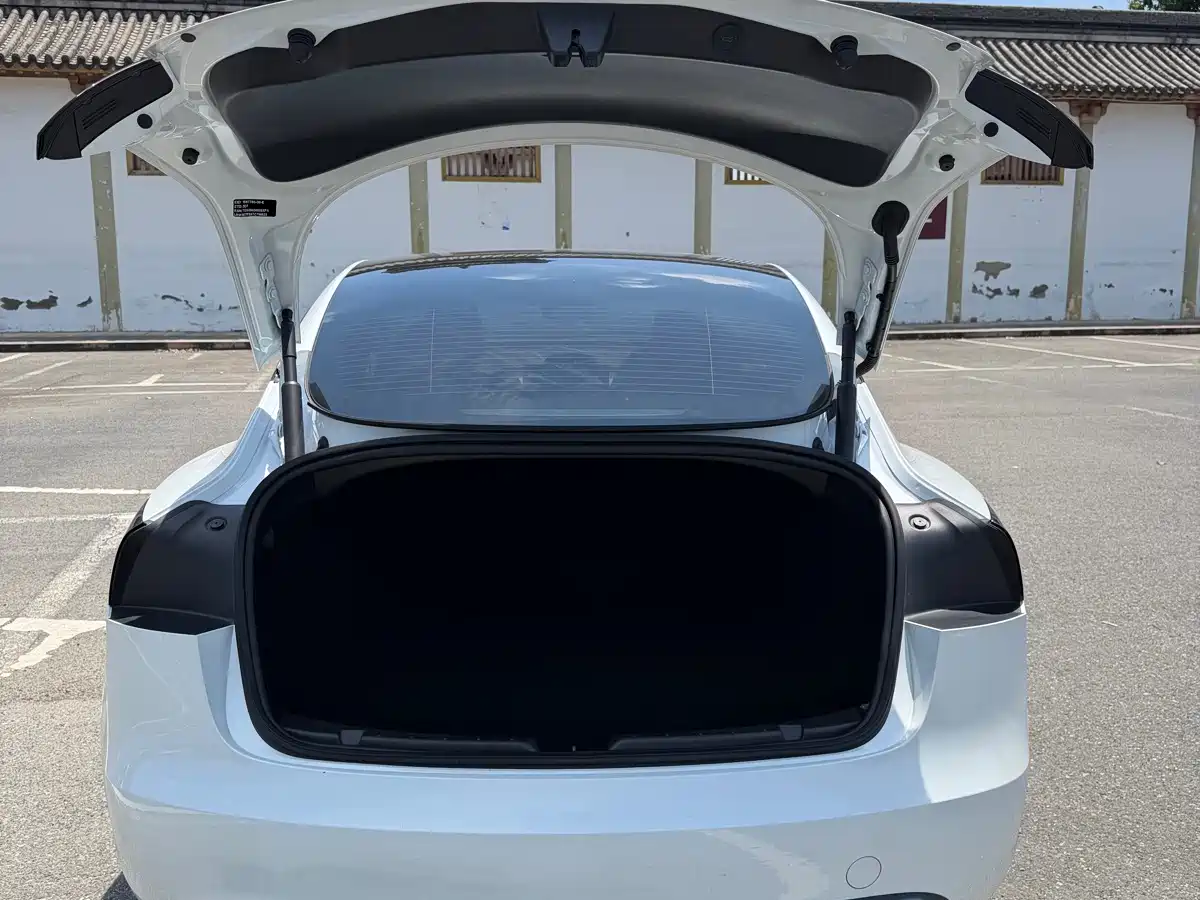 Tesla Model 3 2026 2025 Model Year Facelift Rear-Wheel Drive