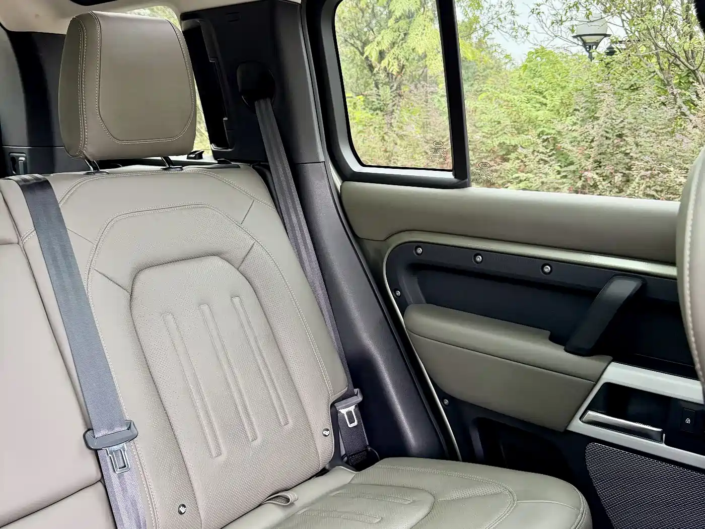 Land Rover Defender 2020 Model 110 P400 HSE фото 16