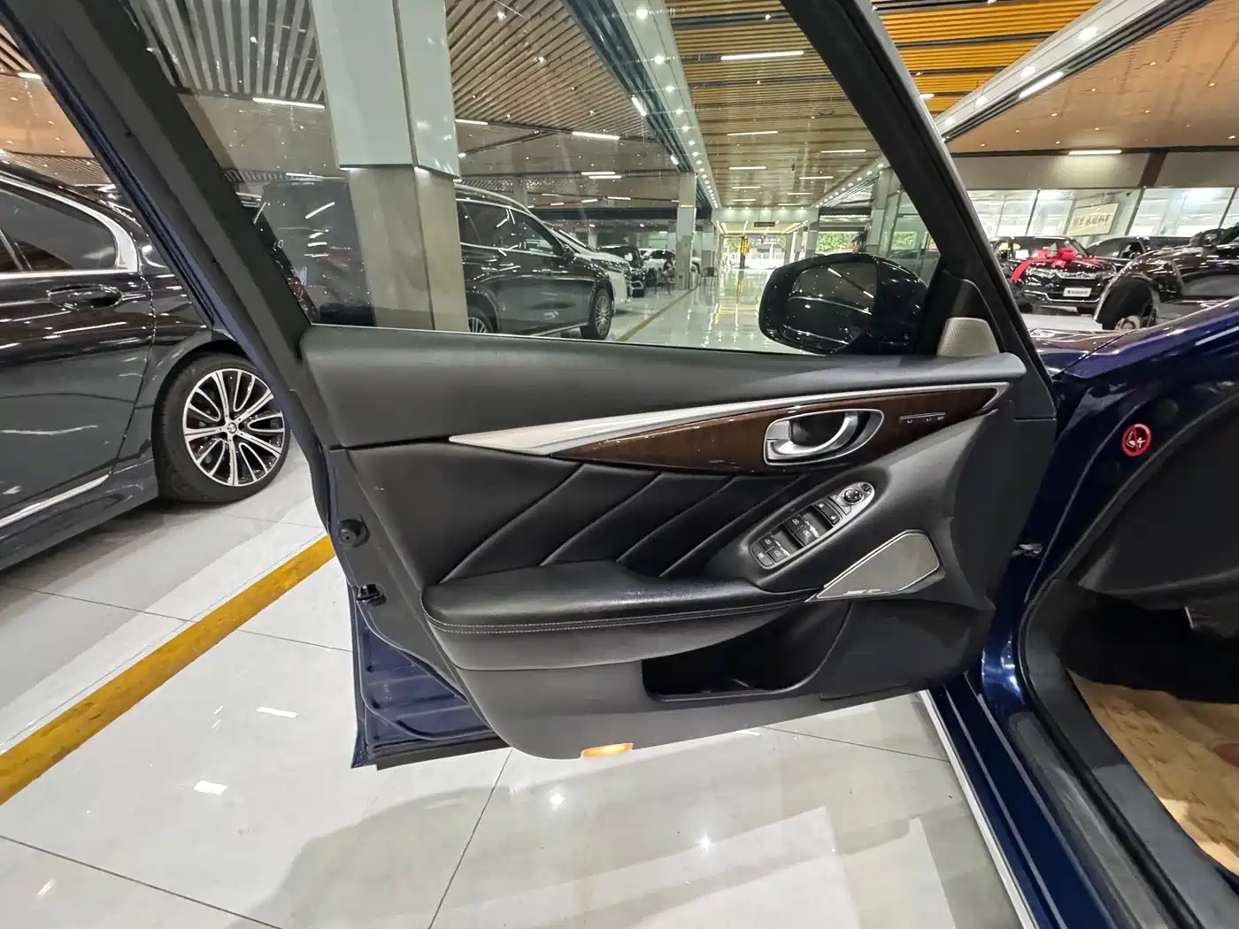 Фото 31 - Infiniti Q50L