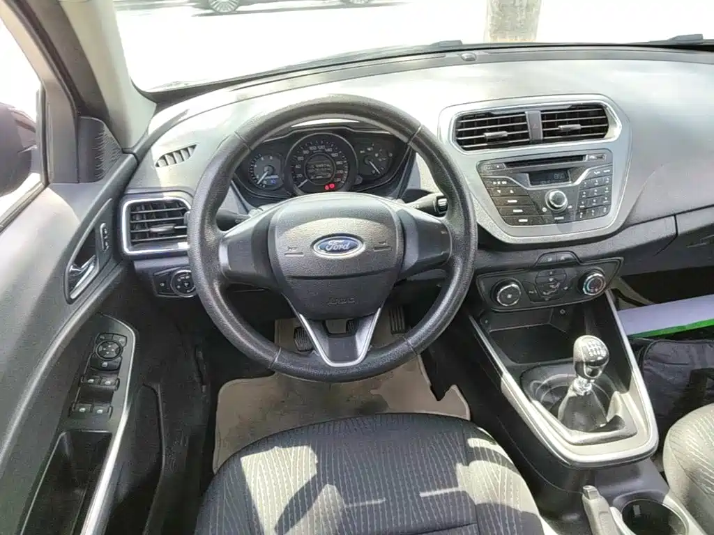 Photo 11 - Ford Escort